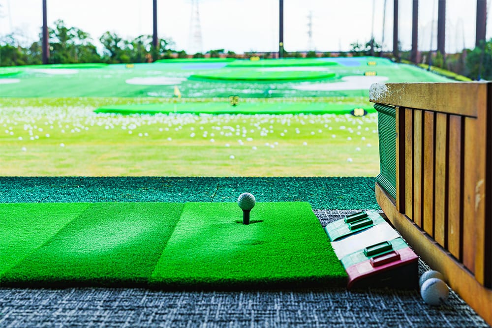 ゴルフスクールに通うメリットと自己流の違い